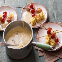 Aged Cheddar Fondue with Grilled Tomatoes, Bacon and Onions_image