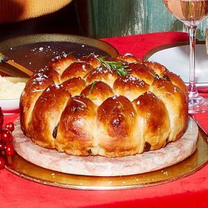 Roasted garlic, rosemary & cranberry tear & share bread image