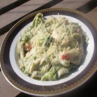 Creamy Pasta With Chicken, Broccoli and Basil - Low Fat Version image