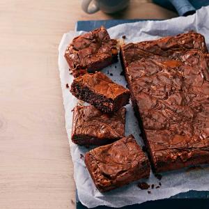 Malted peanut butter brownie with salted caramel sauce_image