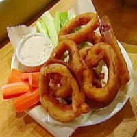 Spicy Buffalo Onion Rings and Blue Cheese Dip_image