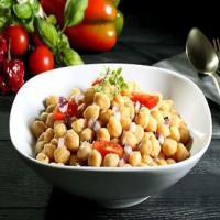 Moroccan-Style Chickpea and Tomato Salad_image