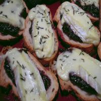 Crostini With Fig Spread & Bubbled Brie_image