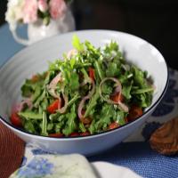 Arugula Salad with Pickled Red Onions and Champagne Vinaigrette_image