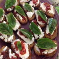 Crostini with Goat Cheese, Sun-Dried Tomatoes, and Basil_image