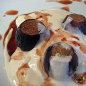 Vanilla Port Poached Figs with Honey Cream_image