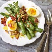 Warm salad of asparagus, bacon, duck egg & hazelnuts_image