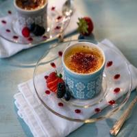 Simple Vanilla Creme Brulee with Berry Coulis_image
