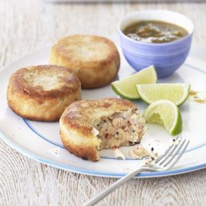Spicy fish cakes with mango dipping sauce_image