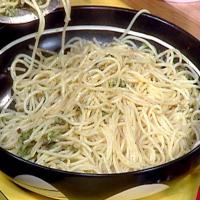 Spaghetti with Zucchini and Garlic image