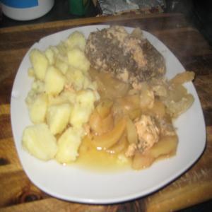 Rosemary Chicken With Apples and Onions_image