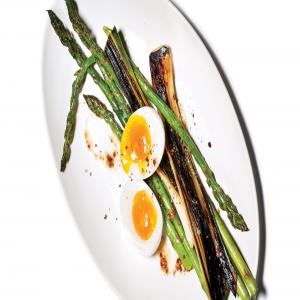Blackened Leeks With Asparagus and Boiled Eggs_image