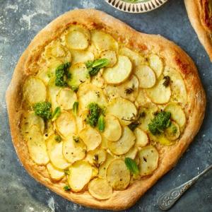 Spelt pizza bianco with Jersey Royals_image