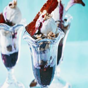 Blueberry sundae with candied bacon_image