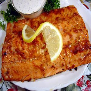 Grilled Salmon Fillets with Creamy Horseradish Sauce_image