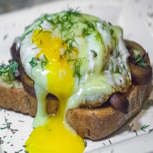 Breakfast Essentials: Mushrooms & Eggs on Toast_image