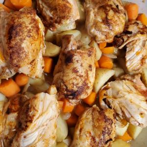 Skillet Chicken Thighs with Carrots and Potatoes_image