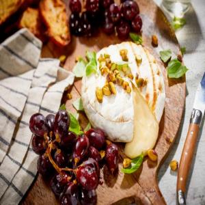 Grilled Brie with Grapes and Pistachios_image