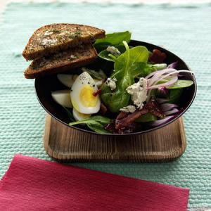 Spinach Salad with Turkey Bacon and Blue Cheese_image