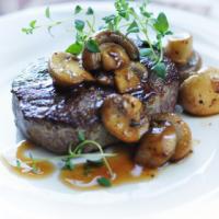 Grilled Sirloin Steak with Mushroom-Wine Sauce_image