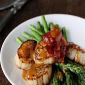 Asparagus with Scallops, Browned Butter and Prosciutto_image