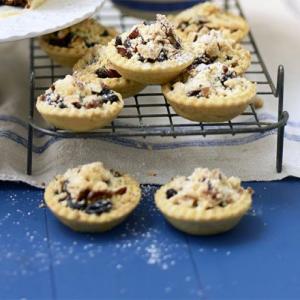 Easy mince pies with crunchy crumble tops_image