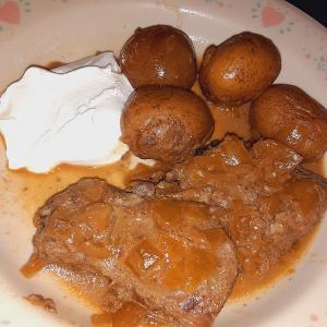 Steak With Onion Gravy and Baby Potatoes_image