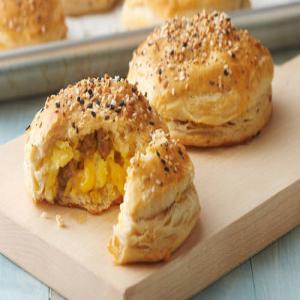 Freezer-Friendly Everything Bagel Biscuit Bombs_image
