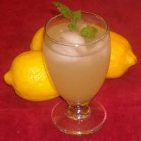 Old-Fashioned Lemon Balm Lemonade_image