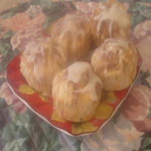 Tender apple and walnut muffins_image