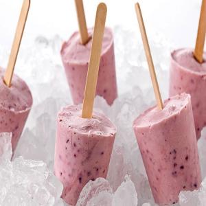 Paletas de yogur helado con fresas, plátano y moras azules_image