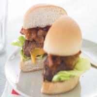 Cheese-Stuffed Burgers with Bacon_image