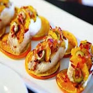 Filetes de pescado con naranja, tocino y aceitunas_image