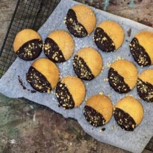 Mint Chocolate Dipped Shortbread Rounds_image