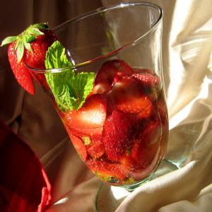 Minted Strawberries With White Wine_image