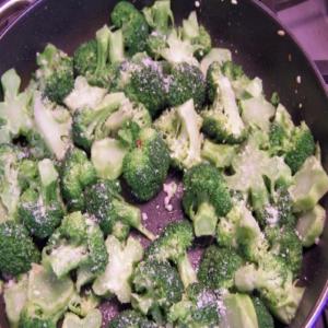 Broccoli with Garlic and Parmesan_image