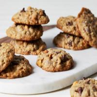 Oatmeal Cookies with Chocolate Chips and Honey-Roasted Peanuts_image