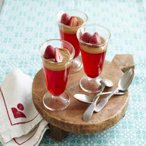 Strawberry Gelatin with Dulce de Leche Sauce_image