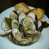 Steamed Clams With Thai Basil and Chiles_image