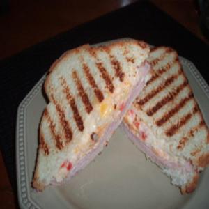 Sweet Pimento Cheese & Ham Grilled Sandwich_image