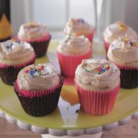 Old-Fashioned Cupcakes with Peanut Butter Frosting_image