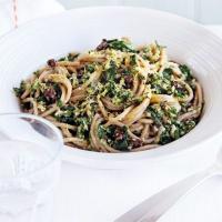 Spaghetti with spinach & walnut pesto image