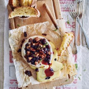 Baked Camembert with Apple-Pecan Topping_image