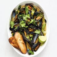 Mussels in Green Curry Sauce image