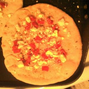 Quick Flatbread with Roasted Red Pepper and Feta_image