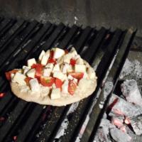 Grilled Chicken Pizza With Alabama White Sauce_image