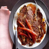 Horseradish-Crusted Brisket With Carrots_image