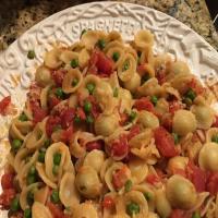 Pasta with Tomatoes, Peas and Cream_image