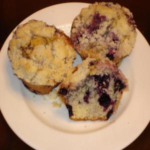 Delicious Blueberry Muffins With Crumb Topping_image