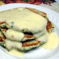 Spinach Cakes With Gouda Cheese Sauce_image
